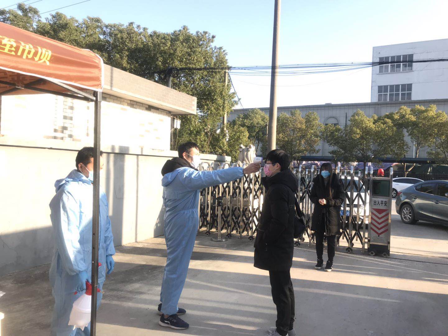 德萊寶正式復(fù)工，為員工做體溫監(jiān)測(cè).jpg